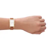 Reloj Skagen Hagen Lille con caja rectangular dorada de acero inoxidable y correa de cuero marrón.