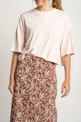 Remera rosa de algodón peinado, corte al cuerpo y mangas cortas.