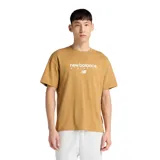Remera de algodón color beige con cuello redondo y mangas cortas. Presenta el logo de la marca New Balance Athletics estampado en el centro del pecho en color blanco.