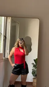 Top rojo de lycra con escote asimétrico y corbatín extraíble.