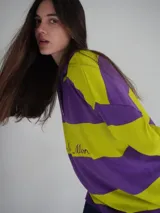 Sweater de punto con cuello polo y botones, a rayas horizontales color marrón y beige.