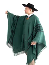 Poncho de tejido de punto con diseño geométrico en colores negro, rojo y beige, con terminaciones de flecos en el ruedo y escote en V.