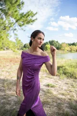 Vestido midi color violeta con textura brillante, escote off-shoulder y mangas cortas.