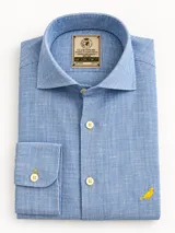 Camisa Club House de lino color blanco, corte slim fit con cuello Hudson, manga larga y detalle de bordado de pájaro azul en el pecho.