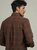 Camisa de manga larga a cuadros blancos, azules y verdes.