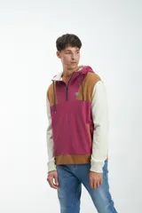 Canguro con capucha, cierre parcial con cremallera, mangas largas y bolsillos laterales. Diseño color block en negro, verde y blanco.