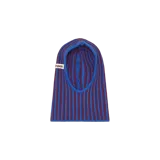 Balaclava de tejido de punto con diseño a rayas verticales en tonos azul y bordó, con etiqueta lateral de la marca Eme Studios.