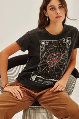 Remera de algodón con lavado stonewash y estampa central de inspiración esotérica con detalles en foil.
