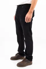 Pantalón de pana gruesa color negro, de corte recto y confeccionado en algodón 100%.