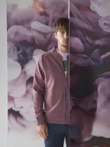 Campera bomber con cierre completo, color azul marino.