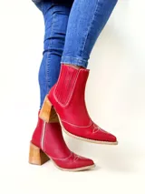 Botas tejanas de cuero negro, con taco cuadrado de 8 cm y elástico lateral.