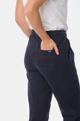 Pantalón deportivo negro de felpa con cintura ajustable con cordón.