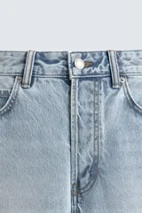 Jeans regular fit de denim de algodón en color gris con efecto lavado, tiro medio, diseño de cinco bolsillos y cierre frontal con botones.