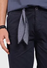 Bermuda color beige con bolsillos laterales y traseros.