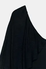 Vestido largo de punto color negro, con escote en V pronunciado tanto en el delantero como en la espalda, y mangas cortas anchas con vuelo.
