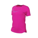 Remera deportiva Nike de manga corta, color fucsia, con tecnología Dri-Fit para la absorción del sudor. Presenta un gráfico de doble Swoosh en el pecho con diseño de líneas en movimiento y ruedo curvo con aberturas laterales.
