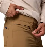 Pantalón Columbia modelo Roc Tech 5 Pant Omni-Shield, color marrón, de corte recto y tejido elástico con tecnología de repelencia al agua y a las manchas. Presenta trabillas para cinturón y bolsillos laterales.