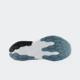 Championes de running New Balance modelo Fresh Foam x 520 v9, color gris claro con detalles en azul y turquesa. Presentan capellada de malla técnica transpirable y entresuela con tecnología Fresh Foam para mayor amortiguación.