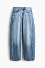 Jeans de corte barrel en denim de algodón, de tiro medio y diseño holgado con piernas curvas. Presenta diseño de cinco bolsillos, trabillas para cinto y cierre frontal con botón y cremallera.