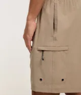 Bermuda Blue Steel de corte clásico, confeccionada en tejido ripstop de poliamida con elastano, en color verde militar. Cuenta con cintura elástica con cordón de ajuste interno, bolsillos laterales y un bolsillo con cierre en el lateral del muslo.