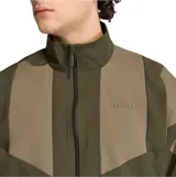 Campera Adidas modelo Blocked color verde militar con diseño de bloques en tonos verde y tostado, cuello alto, cierre frontal completo y puños y cintura elásticos.