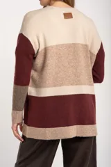 Cardigan abierto de punto con diseño de bloques de color en tonos beige, marrón y bordó. Presenta mangas largas, corte recto y bolsillos frontales aplicados.