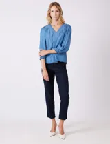 Blusa Zac & Rachel de lyocell color azul, con escote en V y panel central con pespuntes. Presenta mangas tres cuartos abullonadas con frunces en los hombros y puños elastizados con detalle de volante.
