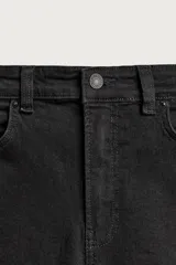 Jeans skinny cropped fit de corte ajustado y tiro medio, con diseño de cinco bolsillos y efecto lavado.