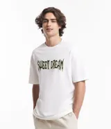 Remera de corte relajado, confeccionada en algodón, con cuello redondo y manga corta. Presenta un estampado frontal con la inscripción 'Sweet Dream' en estilo gótico y un estampado de escorpión en la espalda.