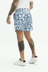 Short de baño con estampado floral en tonos azules, cintura elástica con cordón ajustable, bolsillos laterales y bolsillo trasero.
