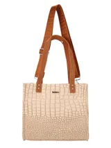 Cartera tipo tote de tamaño mediano con textura efecto croco en color beige. Presenta doble asa corta y una correa larga ajustable de tela en color marrón con logo grabado. Incluye apliques metálicos plateados y logo de la marca en el frente.
