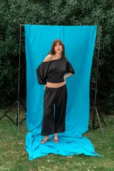Babucha negra de viscosa con cintura elástica y corte holgado.