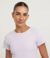 Remera deportiva de microfibra con ajuste al cuerpo, cuello redondo y mangas cortas. Prenda funcional de secado rápido, ideal para actividades físicas.