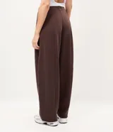 Pantalón modelo balloon deportivo color marrón, confeccionado en tejido modal con cintura elástica.