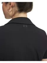 Remera tipo polo Under Armour Motion, color negro, de manga corta y cuello en V abierto. Confeccionada en tejido ultrasuave, transpirable y elástico con propiedades de absorción de sudor.