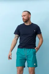 Bermuda de baño color salmón con cintura elástica ajustable con cordón.