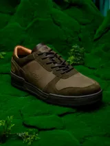Zapatillas urbanas de edición limitada inspiradas en Star Wars, color verde oliva con detalles en marrón. Presentan una combinación de cuero y descarne, con el rostro de Yoda grabado en el lateral y el logo de Star Wars en la lengüeta.
