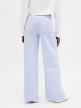 Jean de corte wide leg en color celeste claro, con cintura alta y detalle de bolsillos frontales con solapa.