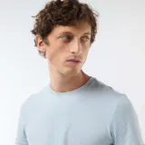 Camiseta de corte slim fit, color celeste, con cuello redondo y mangas cortas.