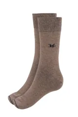 Media lisa color arena de la marca Legacy Co., con logo bordado en azul oscuro. Tejido multi-stretch de algodón para frescura y confort.