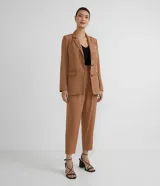 Pantalón rosado de liocel con cintura ancha y pespuntes, cierre frontal con cremallera, dos bolsillos laterales y bajo diagonal.