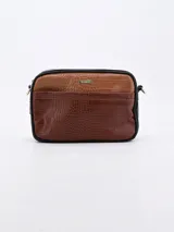 Bandolera rectangular con estampado símil piel de cocodrilo en tonos marrón claro y oscuro. Tiene correa larga regulable y cierre superior con cremallera.
