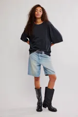 Remera de algodón muy suave, de calce oversize y silueta recta, con escote redondo y mangas cortas de hombro caído.