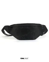 Riñonera negra con logo de Los Angeles Lakers estampado en gris. Tiene correa regulable con hebilla de plástico y logo de la NBA.