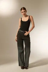 Pantalon de jean recto de tiro alto, con acabado metalizado en color gris oscuro. Presenta bolsillos laterales y traseros, con cierre de botón y cremallera.