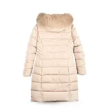 Campera larga tipo puffer color beige, con diseño acolchado horizontal, cierre frontal con solapa, bolsillos laterales con cierre y capucha desmontable con borde de piel sintética.