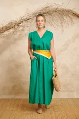 Vestido largo color coral, confeccionado en lino, con escote en V y mangas cortas con volados.