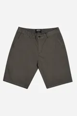 Bermuda tipo chino de algodón con cierre de botón y cremallera, bolsillos laterales y traseros, y diseño de corte recto.