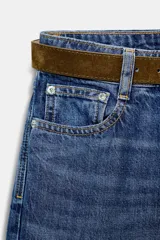 Jeans de tiro alto con pernera ancha y corte cropped. Presenta diseño de cinco bolsillos, cierre frontal con cremallera y botón, e incluye un cinturón a juego.