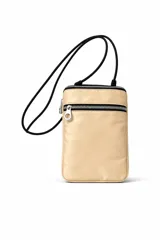 Bandolera pequeña color beige con dos compartimentos frontales con cierre y una correa fina ajustable de color negro.